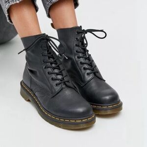 NWT DR. MARTENS 1460 Women’s Pascal Virginia Leather 13512006